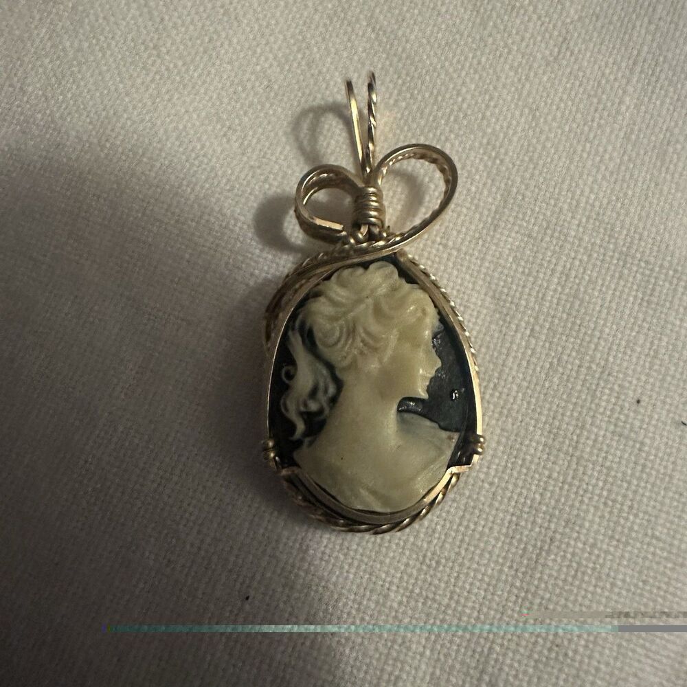 VINTAGE PLASTIC CAMEO RESIN OVAL PENDANT SET IN GOLD TONE METAL